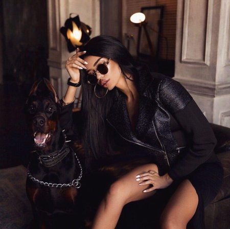 Зои Дойч с доберманом