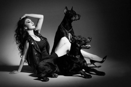 Модель Йована Вентура с доберманом