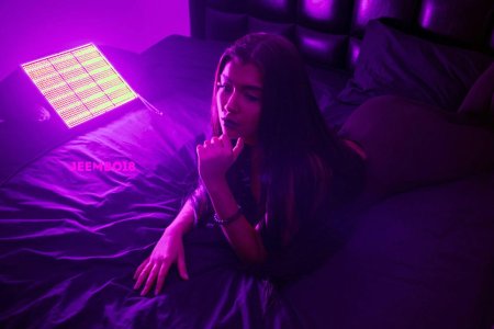 Девушка в фиолетовом неоне