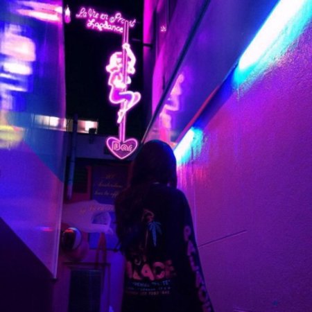 Девушка в фиолетовом неоне