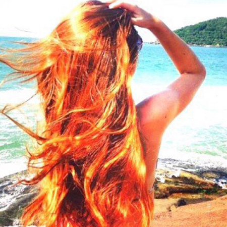 Рыжая девушка со спины