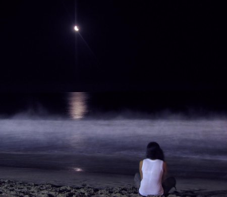 Девушка на берегу ночного моря