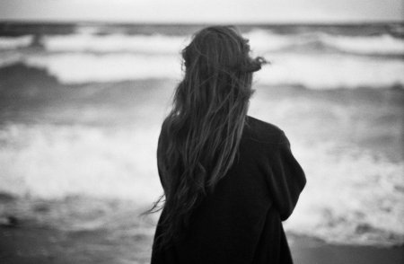 Рыжая девушка сзади