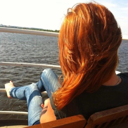 Рыжая девушка сзади