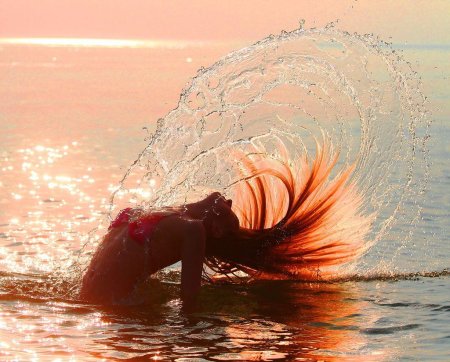 Девушка с рыжими волосами море