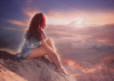 Рыжая девушка на море