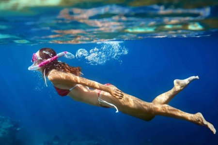Девушка плывет