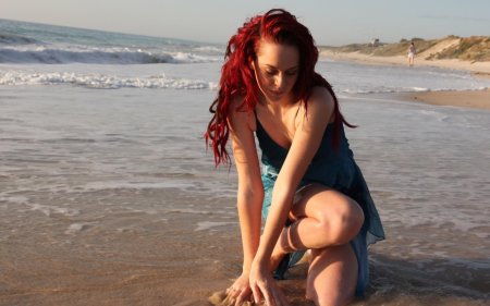 Рыжая девушка в купальнике