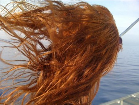 Рыжеволосая со спины