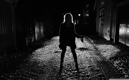 Женский силуэт в темноте