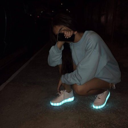 Девочка на улице ночью