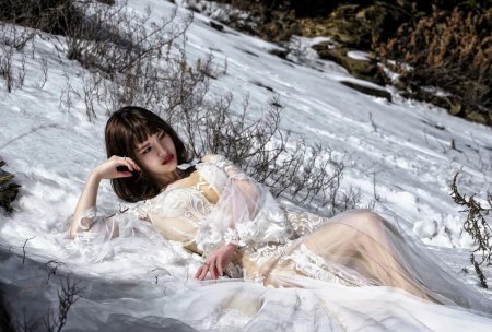 Девушка в снегу