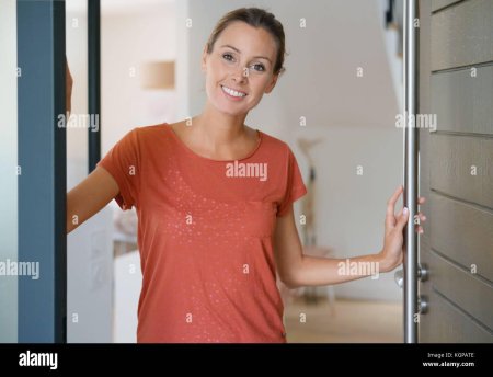 Женщина открывает дверь