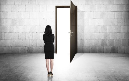 Открытая дверь