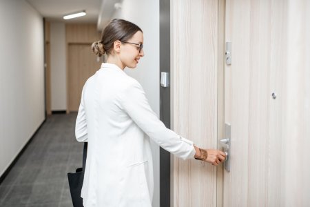 Женщина в дверях