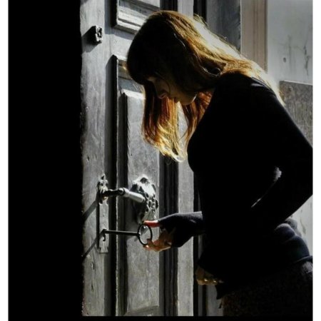 Девушка у двери