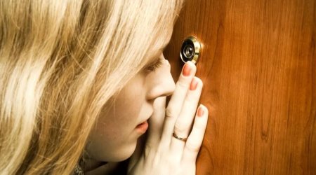 Женщина смотрит в глазок