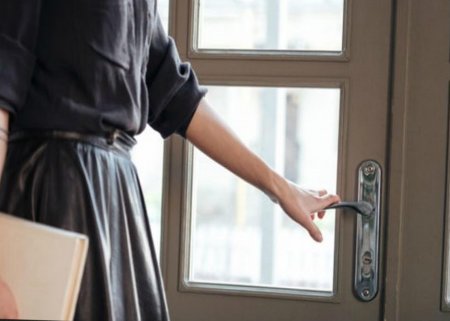 Женщина в дверях