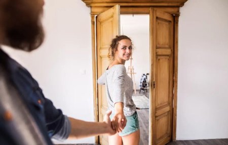 Девушка у двери