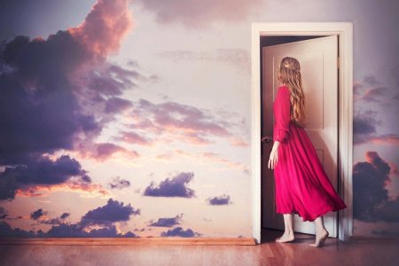 Девушка открывает дверь