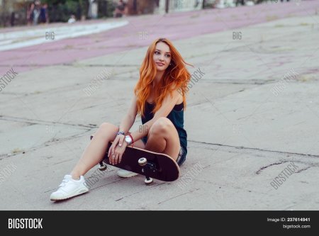 Рыжая резиновая женщина