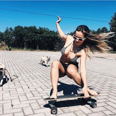 Девушка на скейтборде