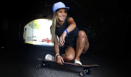 Девушка на скейте