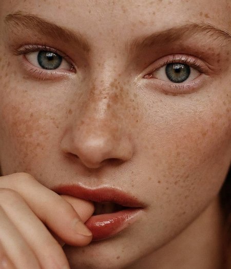 Селина Скиндер веснушки