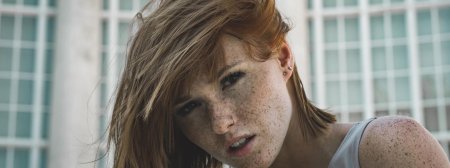 Брюнетка с конопата голая