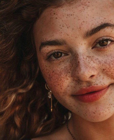 Девушка с веснушками