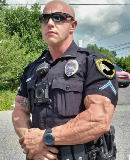 Мускулистый полицейский