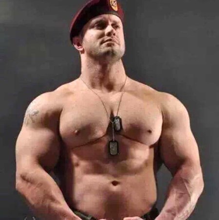 Мускулистые военные