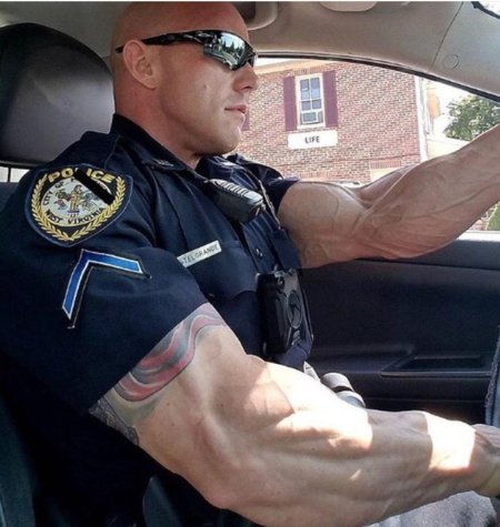 Накаченный полицейский