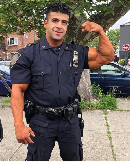 Мускулистый полицейский