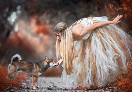 Девушка в платье с собакой