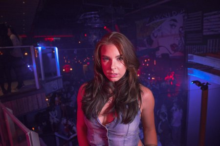 Девушка в клубе