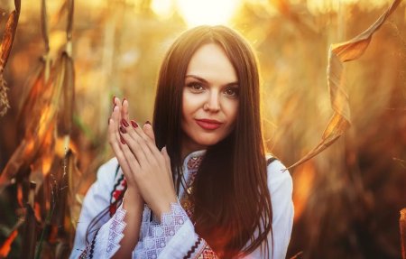 Брюнетка улыбается