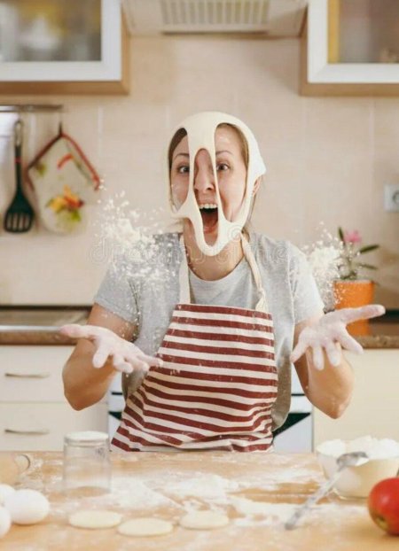 Фотосессия на кухне с мукой