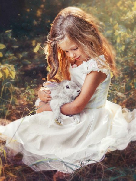 Девочка с кроликом