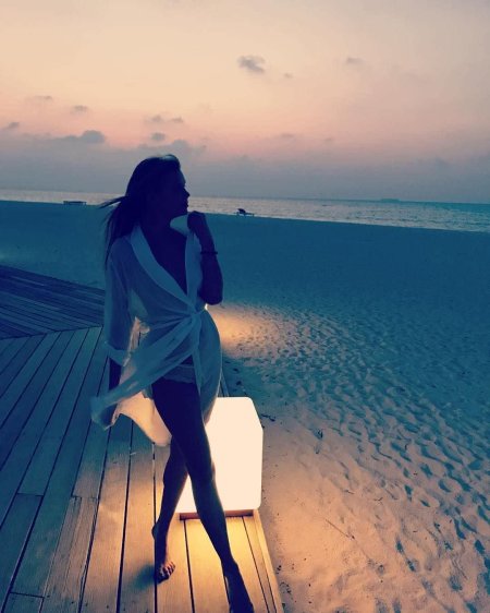 Брюнетка на Мальдивах