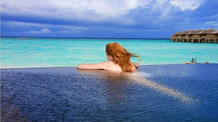 Рыжая девушка на Мальдивах