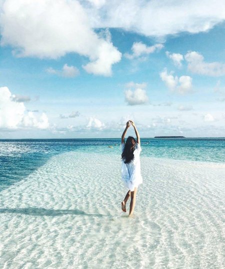 Брюнетка на Мальдивах