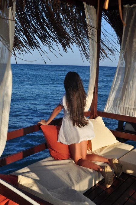 Брюнетка на море