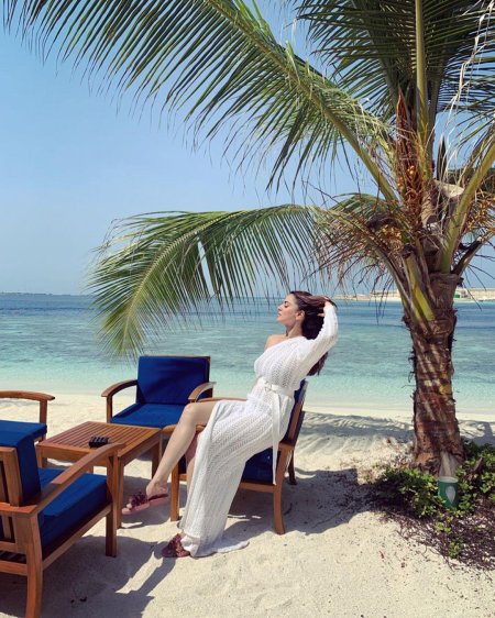 Брюнетка на Мальдивах