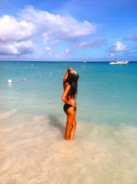 Девушка брюнетка Мальдивы