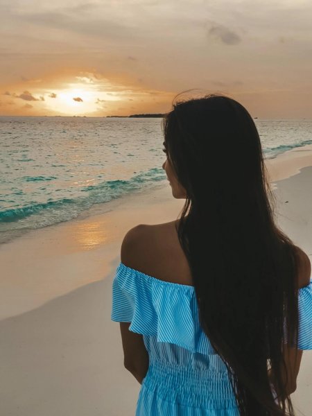 Брюнетка на Мальдивах