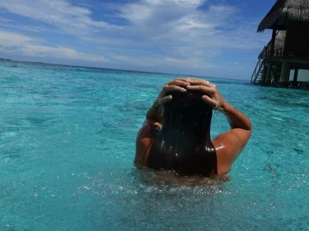 Брюнетка на Мальдивах