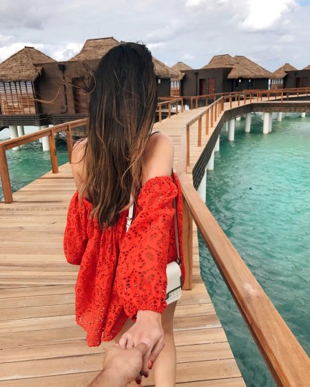 Девушка в бунгало