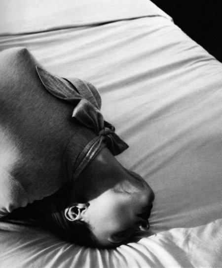 Девушка привязана к кровати