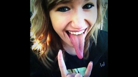 Девушка с высунутым языком